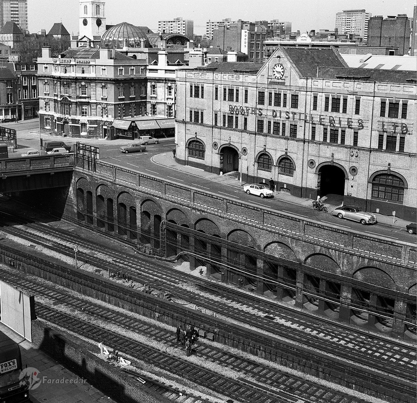خیابان فارینگدون، 1966 میلادی – این عکس را با یک دوربین پرکتیکا و برای تست لنز دوربین گرفتم