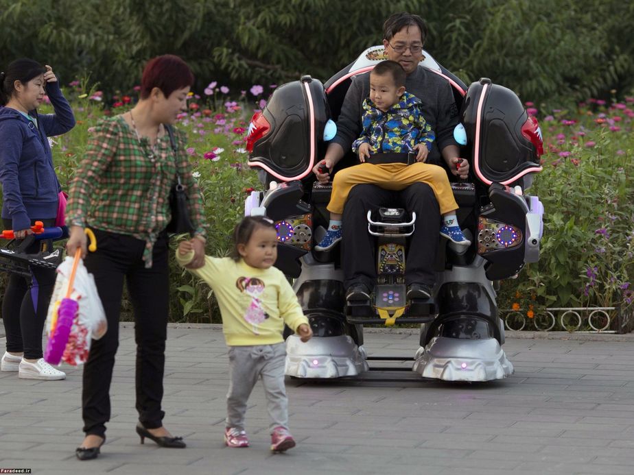 سوار ربات مکانیکی در پارکی در پکن