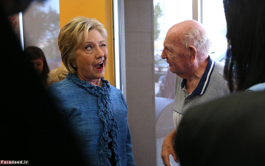 چشمک زدن هیلاری کلینتون در جریان بازدید از تولیدی شیرینی دانکن دوناتس