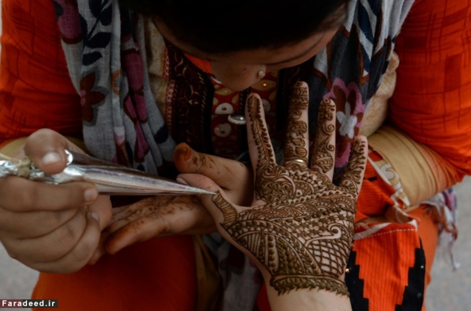 تزئین دست مشتری در جشنواره در دهلی