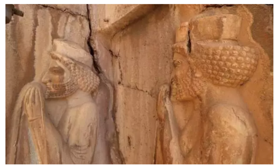 در سمت راست آرامگاه نیز نقش افرادی دیده میشود که در حال مناجات هستند و جلوی دهانشان را گرفتهاند