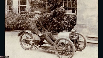 هنری مورگانِ بزرگ سوار بر اولین خودروی سه چرخ خود در سال 1909 میلادی (1288 شمسی)