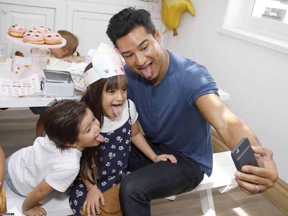 ماریو لوپز هنرپیشه آمریکایی و فرزندانش در برنامه شخصیت‌های Num Noms در هالیوود 