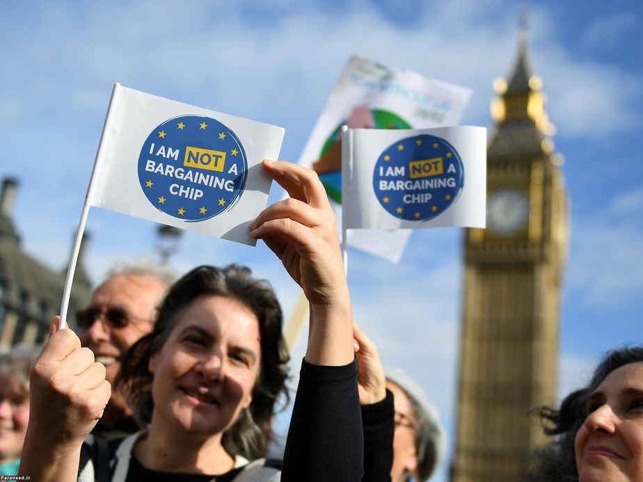 اعتراض حامیان اتحادیه اروپا بیرون از پارلمان لندن