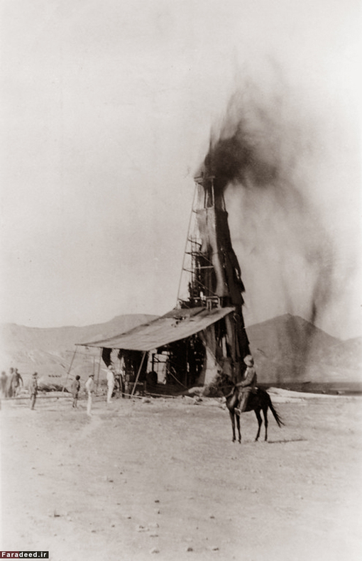فوران نفت از یکی از چاه های نفت در مسجد سلیمان. سال1911