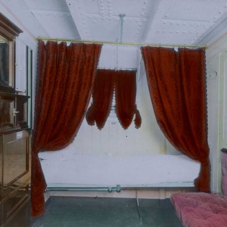 کابین کلاس درجه دو: بسیاری از امکانات کابین‌های درجه دو کشتی تایتانیک با امکانات کابین‌های درجه یک در کشتی‌های دیگر آن زمان برابری می‌کرد. هزینه بلیت کابین‌های کلاس درجه دو تقریبا ۶۰ دلار (تقریبا ۱۷۰۰ دلار امروز) بود