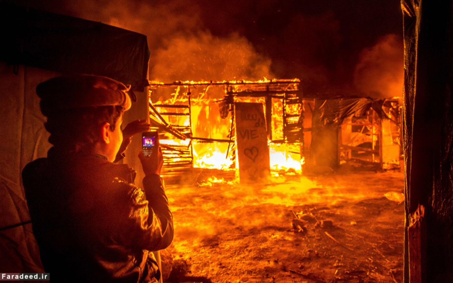 مهاجر افغان از سوختن پناهگاهش در جنگل کاله فرانسه فیلم‌برداری می‌کند