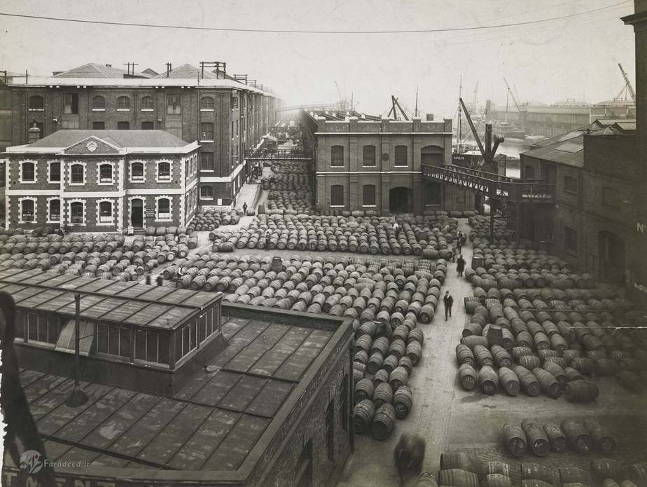 نمایی هوایی از بندر لندن که بشکههای نوشیدنی روی آن انبار شده است. نوامبر سال 1920.