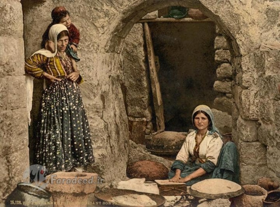 زنان سوری در حال درست کردن نان