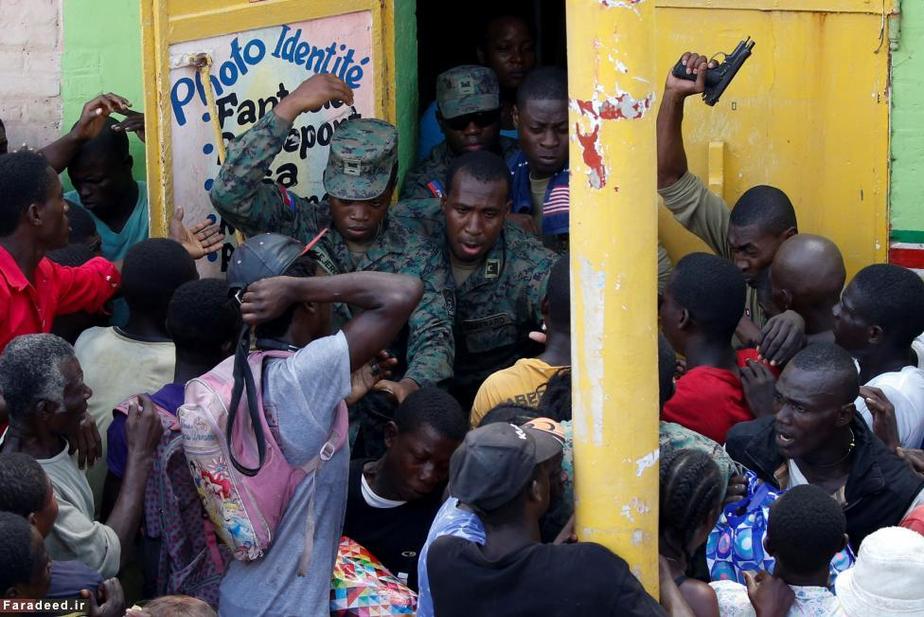 شلیک سرباز هائیتی برای کنترل مردم توفان‌زده