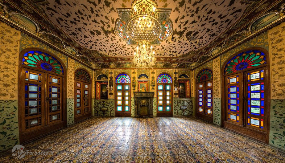 عمارت بادگیر با آینه کاری و شیشه کاری و ستون های بلند در کاخ گلستان تهران