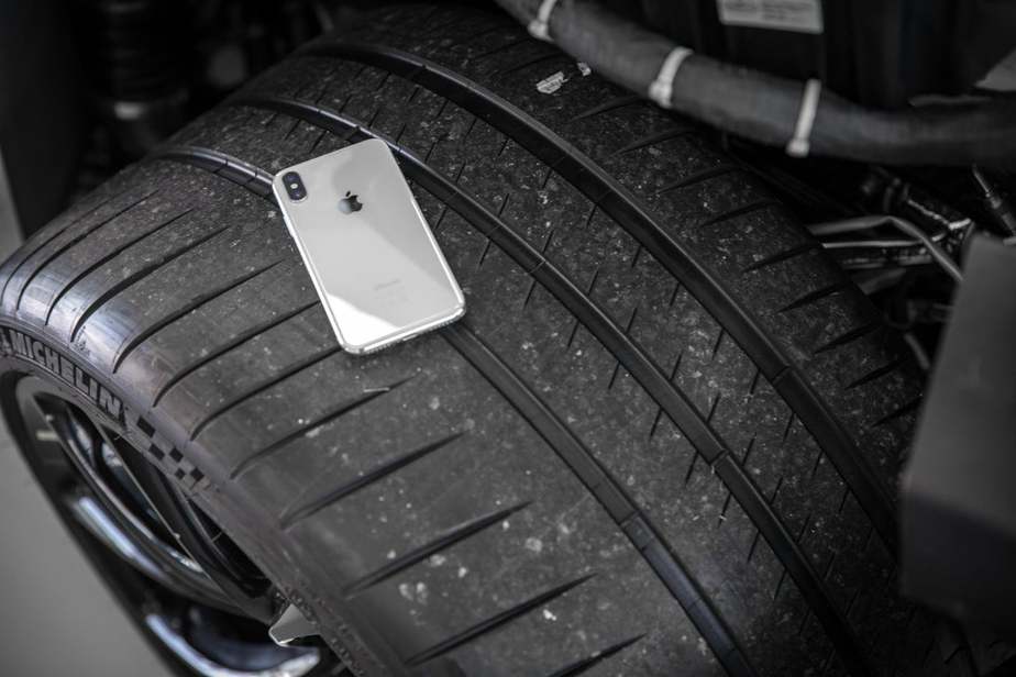 تایر‌های بوگاتی شیرون به واقع عظیم هستند. برای درک بهتر اندازه آن‌ها آی‌فون اکس روی تایر خودرو قرار گرفته است 