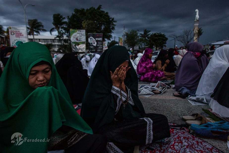 نماز جمعهای که پس از زلزله و سونامی مرگبار در جزیره تالیس برگزار شد. عکاس روی حس همدردی و همدلی مردم برای از دست دادن ۵۰۰۰ نفر از هموطنانشان تمرکز کرده