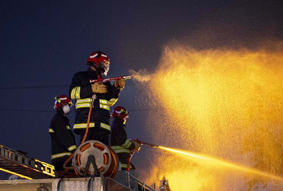 آتشنشانان در حالِ گندزداییِ شبانه خیابانها عکاس: Anupam Nath/AP
