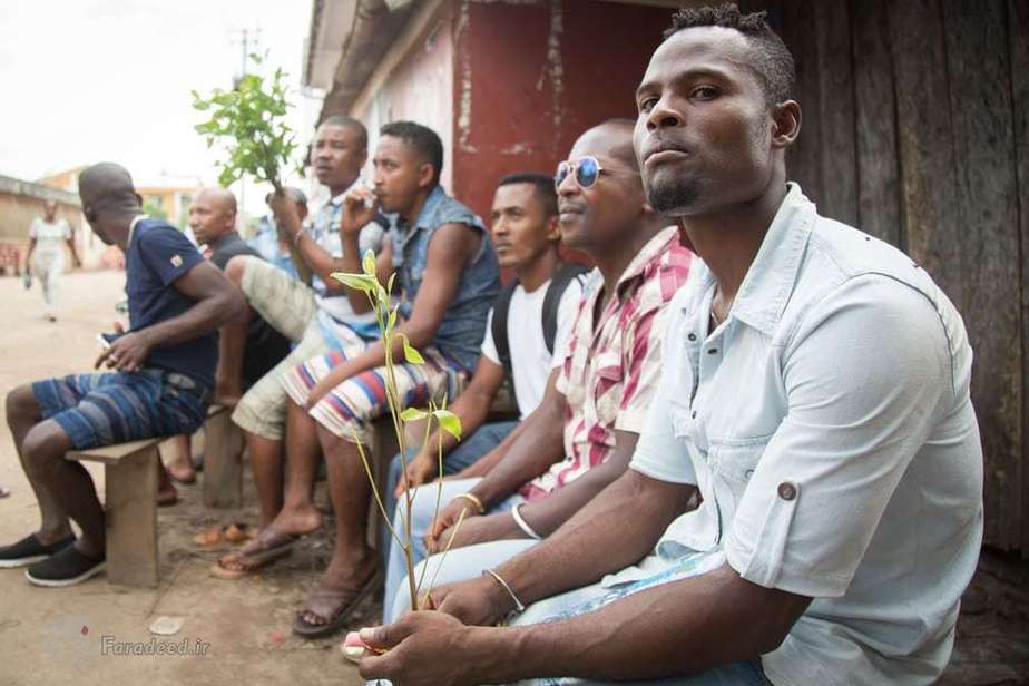 در این محله مردان دلال منتظر مشتریان مانده اند. 