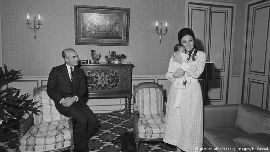 آوریل سال ۱۹۷۰، کاخ نیاوران. فرح پهلوی و نوزادش لیلا در کنار محمدرضا پهلوی