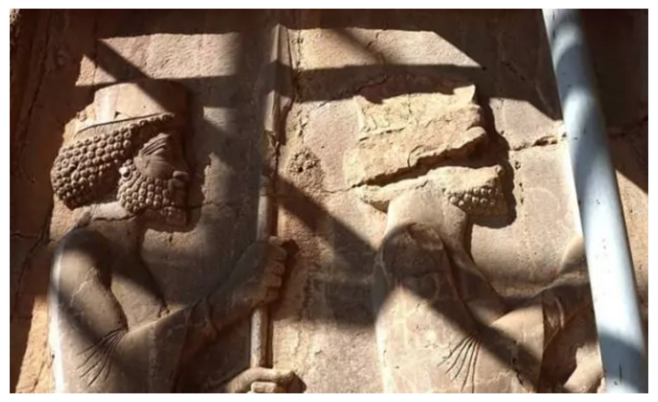 در نهایت در سمت چپ، نقش سربازان هخامنشی به چشم میخورد