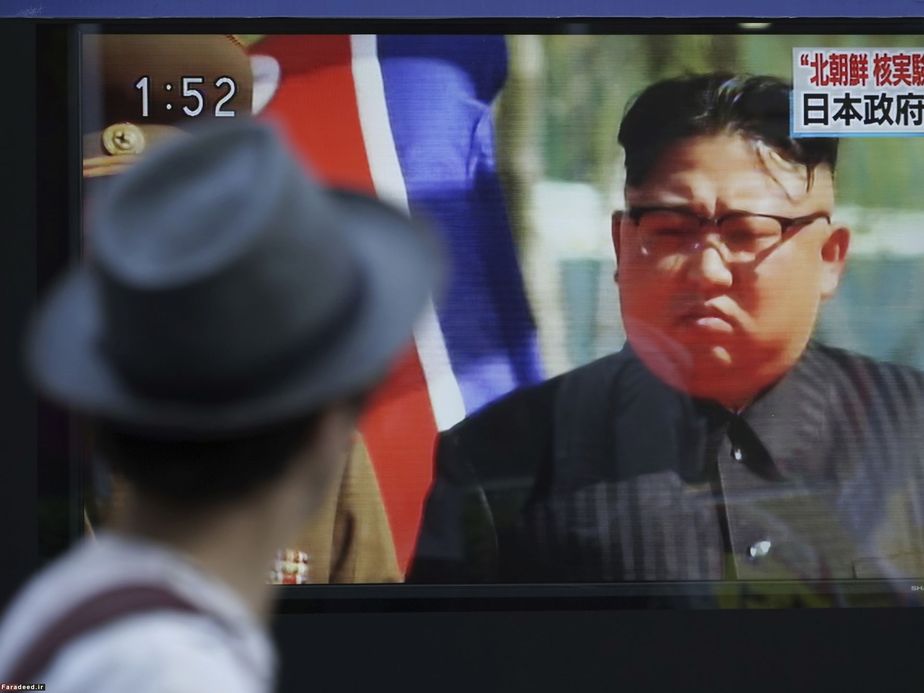 مردی در توکیو گزارش آزمایش هسته‌ای کره شمالی را تماشا می‌کند