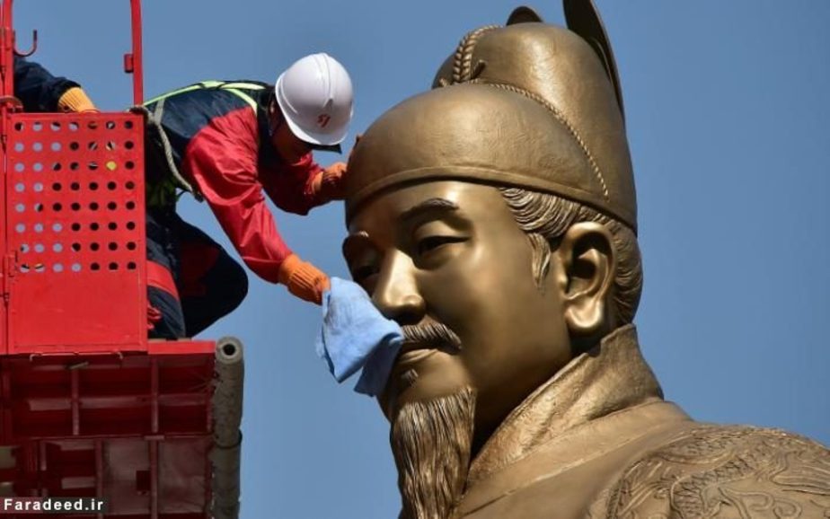 پاک کردن مجسمه برنزی پادشاه Sejong، پادشاه کره‌ای قرن پانزدهم؛ سئول