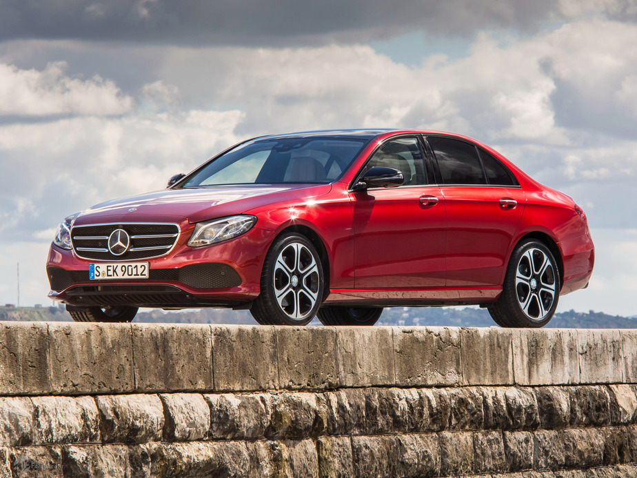 ایی-کلاس، نام سدان اندازه متوسط و پرفروش مرسدس بنز است 