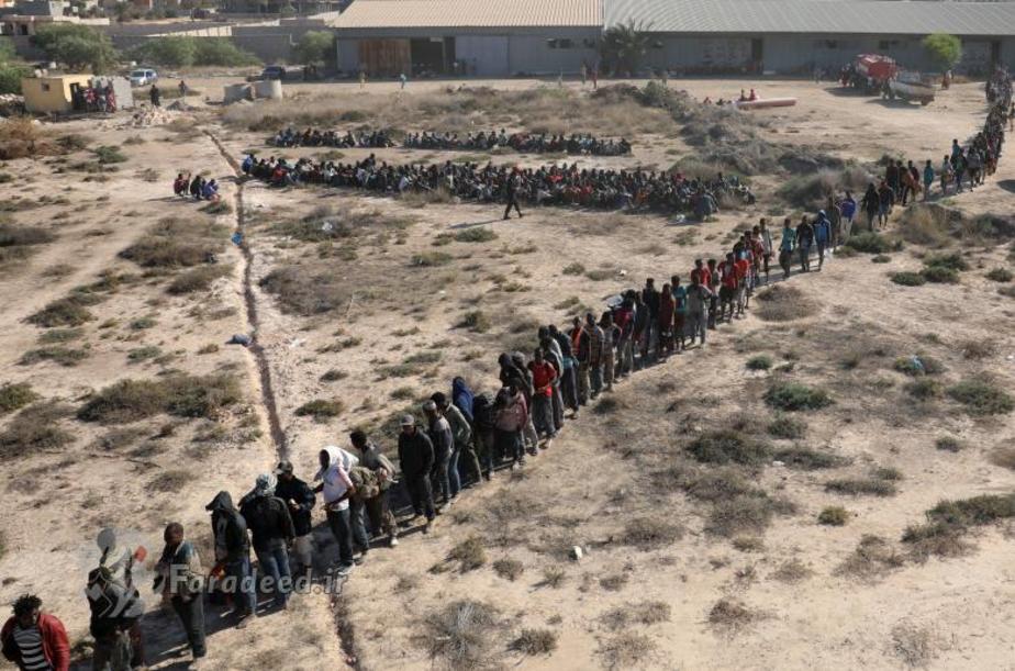 لیبی| مهاجران در حال انتظار برای ورود به بازداشتگاه موقت مهاجران در شهر ساحلی صبراته