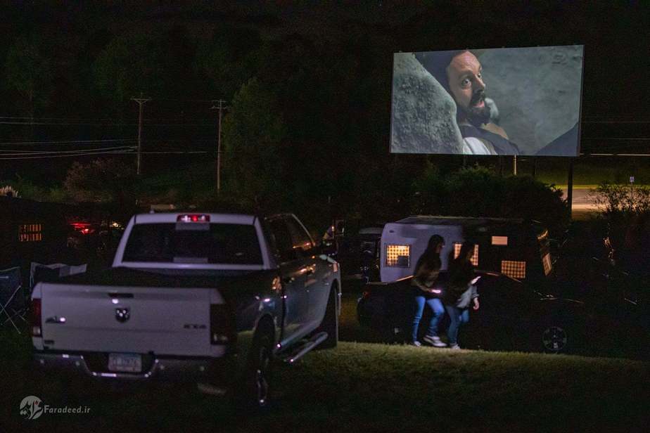 سینمایِ ماشین‌رو در ایالت جورجیای آمریکا که معمولاً تا 220 خودرو در آن جای می‌گیرد به دلیلِ رعایتِ فاصله‌گذاریِ اجتماعی اکنون 70 خودرو را پذیرفته است. عکاس: Erik S Lesser/EPA 