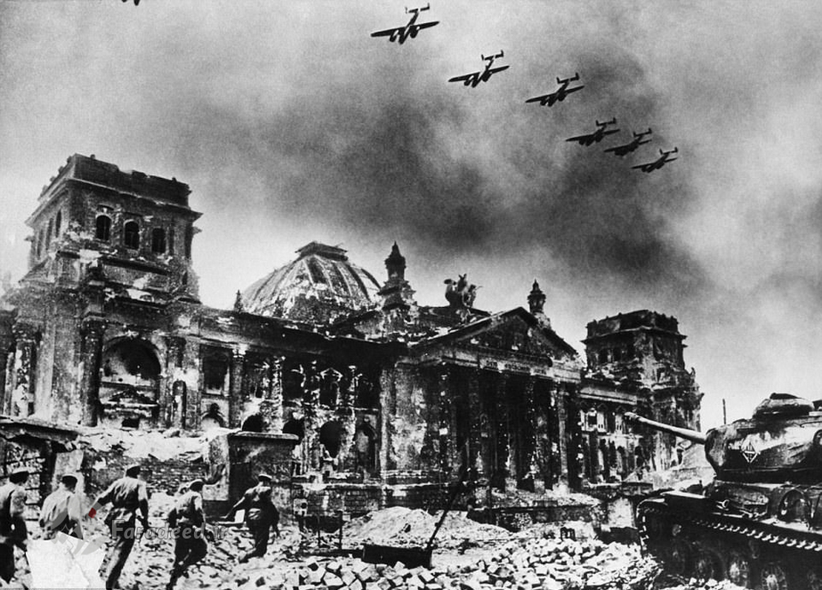 ساختمان مخروبه رایشس‌تاگ در کنترل ارتش سرخ - این ساختمان در جریان نبرد برلین به خاطر اهمیت نمادینش به یکی از مهمترین اهداف نیروهای شوروی بدل گشت