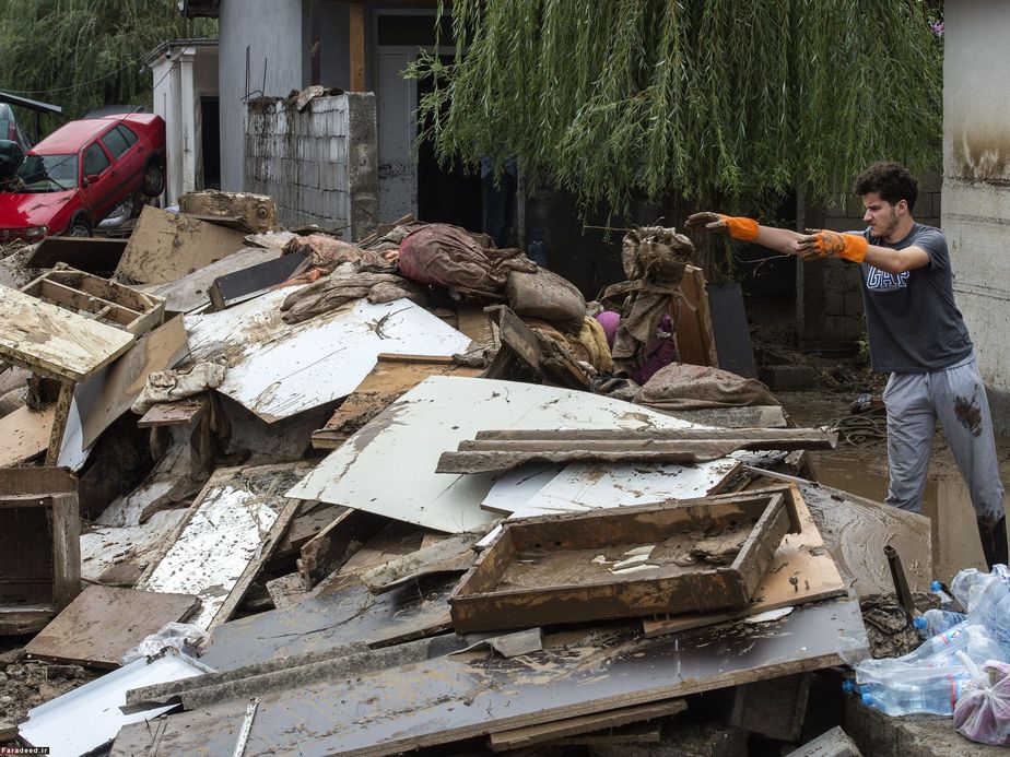 تخلیه خانه پس از سیل در روستایی در اسکوپیه