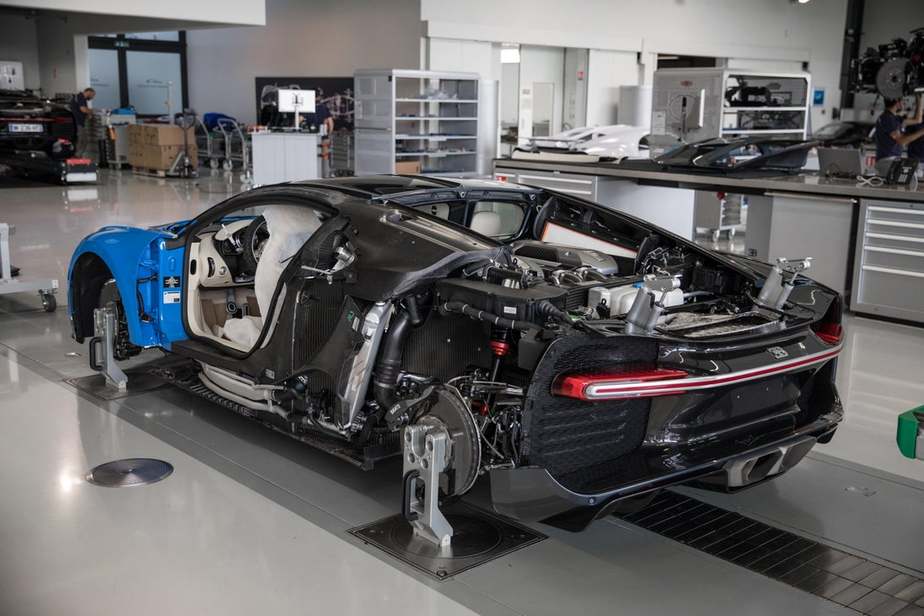 زمانی که چرخ‌ها نصب می‌شوند، خودرو با مایع خنک کننده، روغن موتور، و مایعات مختلف دیگر پر می‌شود و به مدت ۱۰ دقیقه همه چیز برای هر گونه نشتی بررسی می‌شود 