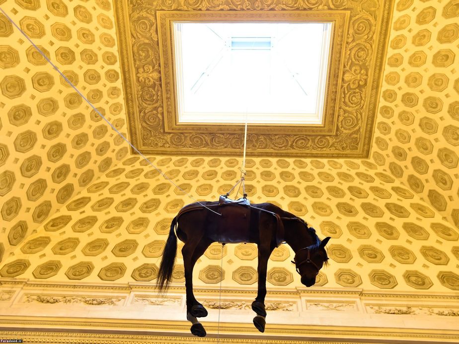 اثر هنرمند ایتالیایی پیش از افتتاح نمایشگاه 