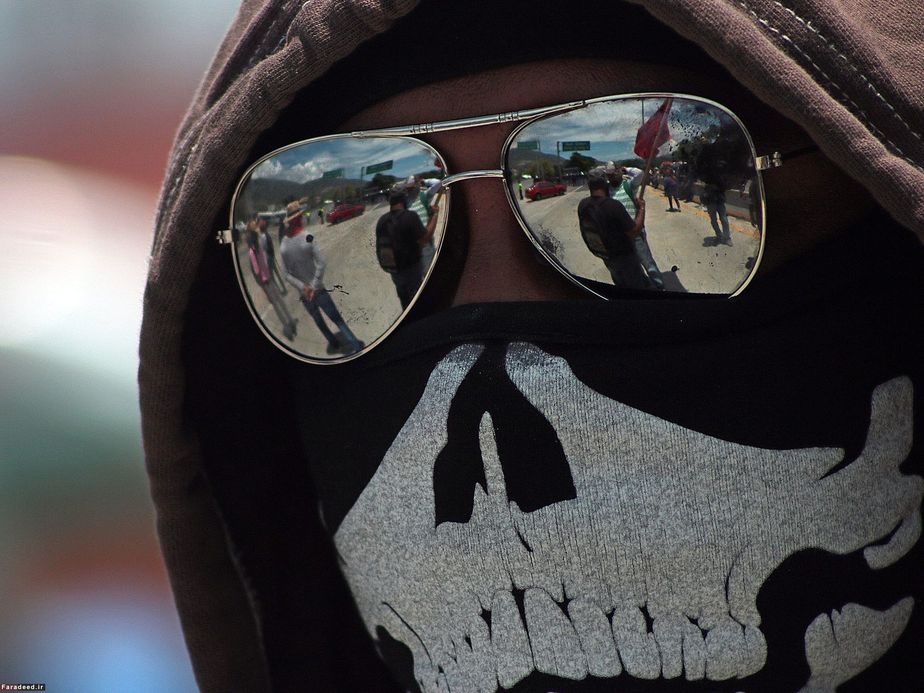 یک معترض در تظاهرات علیه دولت؛ چیلپانسینگو، مکزیک