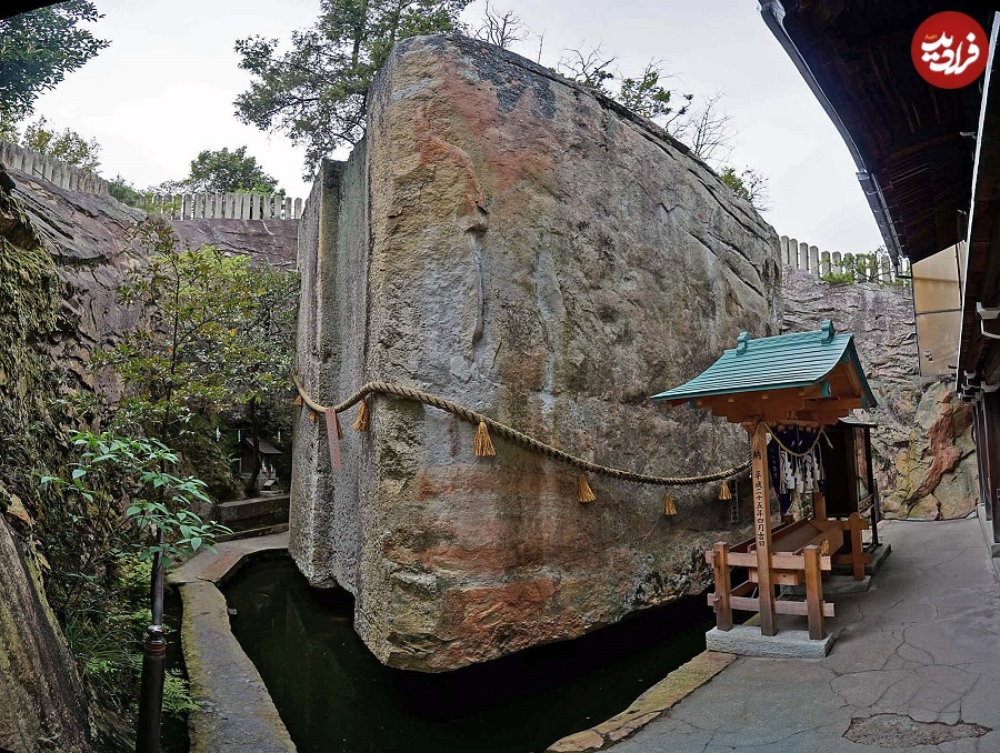Ishi-no-hoden___石の宝殿_-_panoramio_(1)