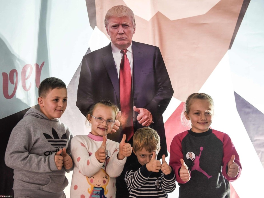 کودکان در رستورانی که به افتخار ریاست جمهوری ترامپ پیتزای رایگان پخش می کند؛ اوروشواس، کوزوو