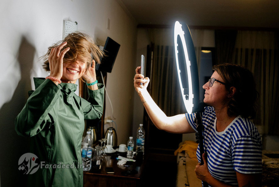 عکاس و روزنامه نگار بلغاری، ورا گتسوا از دانشجوی خود در یک دوره عکاسی در روستای سارنیتسا عکس می‌گیرد