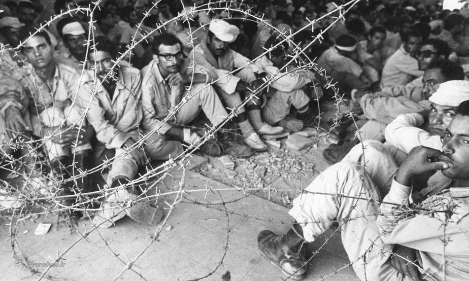 زندانیان مصری که توسط نیروهای اسرائیلی در کرانه غربی کانال سوئز دستگیر شده‌اند. اکتبر سال 1973. 