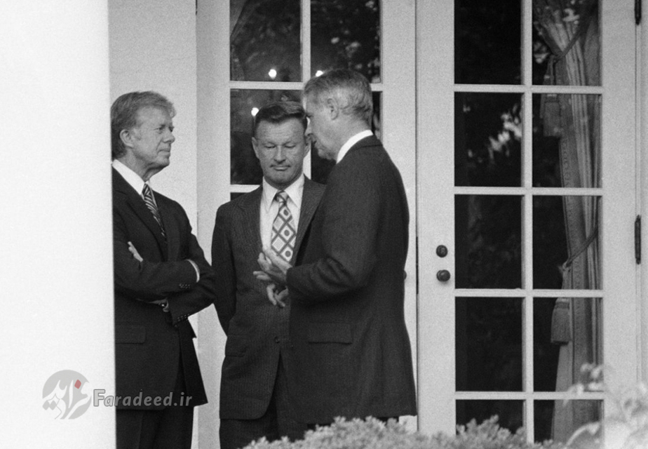 مشورت سه نفره کارتر، برژینسکی و سایروس ونس وزیرخارجه در محوطه بیرونی دفتر رئیس جمهور. سال 1979