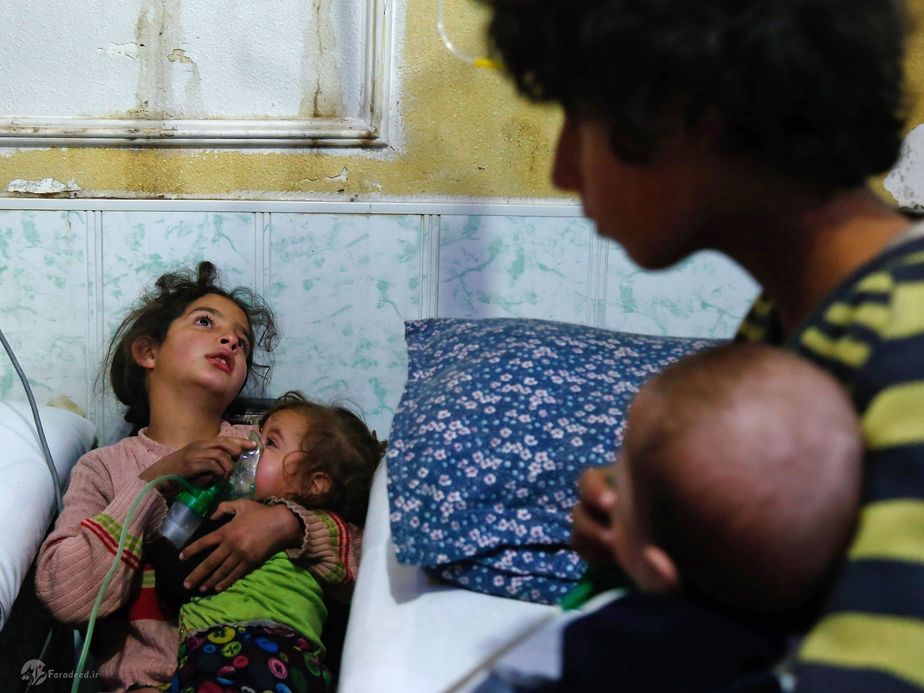 دختر سوری ماسک اکسیژن خود را به نوزاد داده.(سوریه)