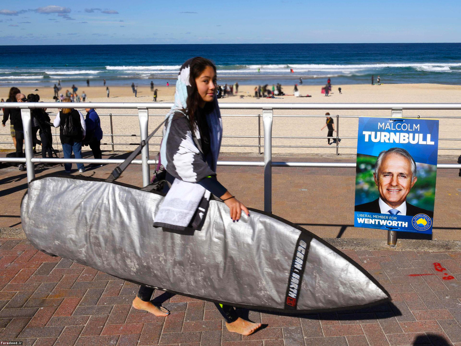 موج‌سوار بیرون از مرکز رأی‌گیری سیدنی 