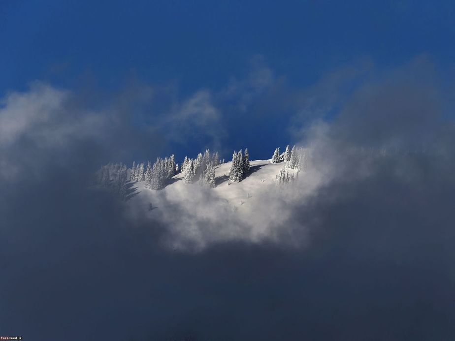 کوه پوشیده از برف است در پشت ابرها؛ آلمان