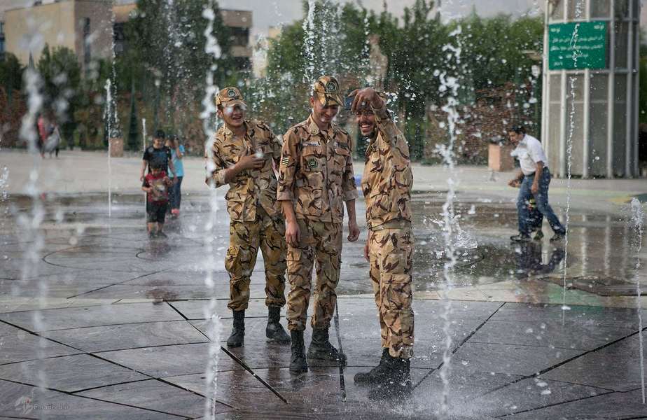خنک شدن سربازان در تهران