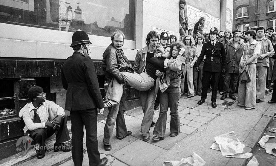 تظاهرکنندگان در حال حمل یکی از زخمی ها به سوی منطقه ای ایمن