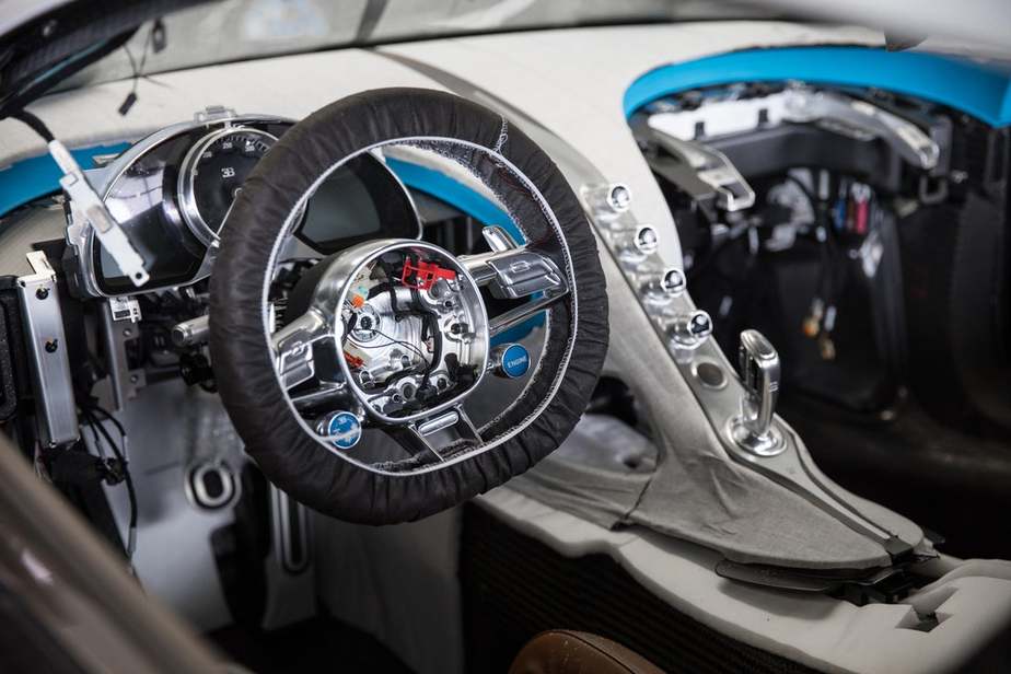 فرمان خودرو اکنون سر جای خود قرار گرفته است 