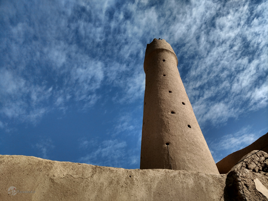 مناره این مسجد از ابتدا ساخته نشده و در قرن سوم به آن افزوده شده است.