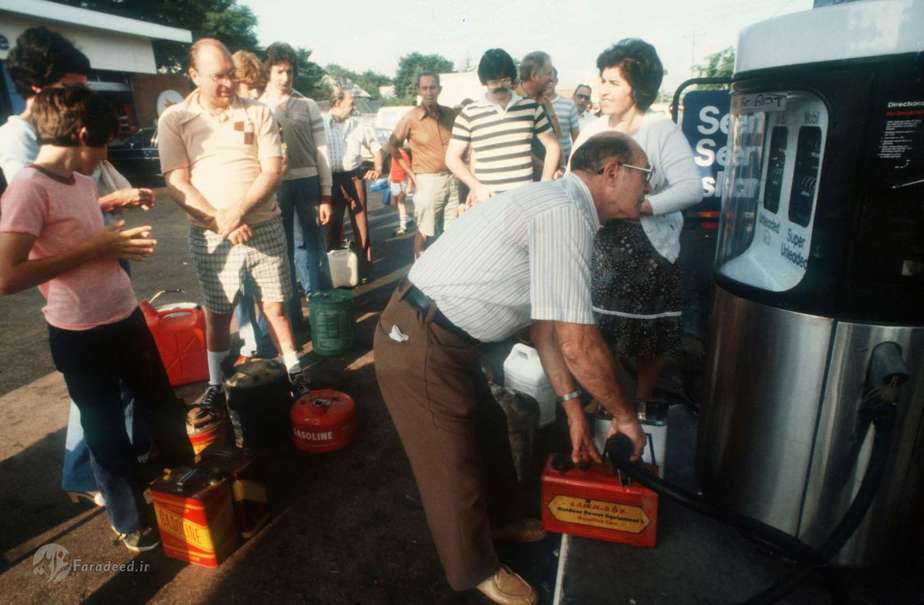 47- 1979- بحران بنزین صف مردم برای خرید بنزین در نیویورک. در سال 1977، قیمت بنزین به بیش از بیست دلار در هر بشکه رسید که نتیجه افزایش تقاضا و سیاست‌های محدود کردن عرضه نفت توسط اوپک بود. این امر سبب ایجاد صف‌های طولانی در ایستگاه‌های بنزین شد و برای اولین بار در تاریخ آمریکا، قیمت بنزین به بیش از یک دلار در هر گالن رسید.