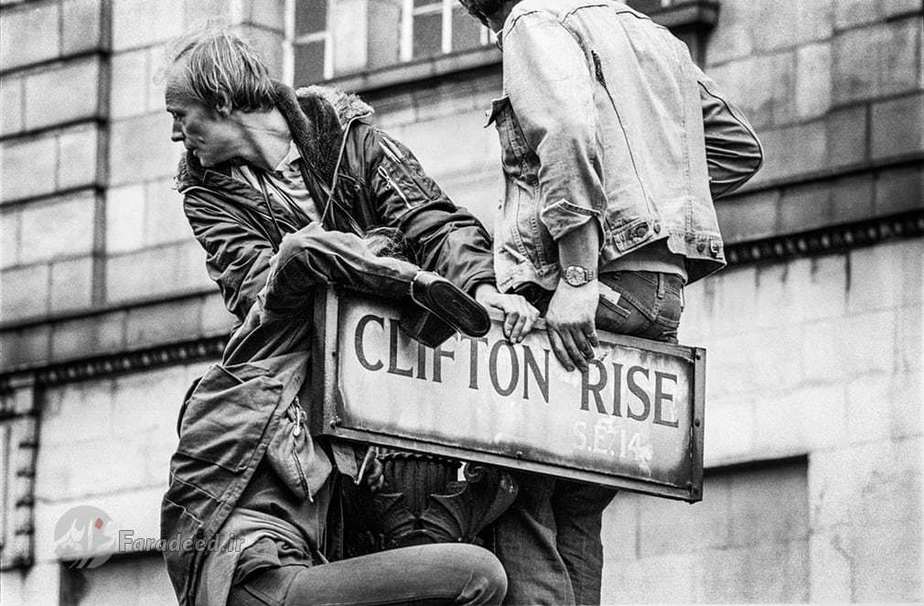 عکاسان و معترضان در حال یافتن موقعیتی بهتر برای اشراف به اوضاع