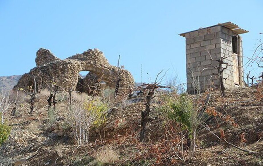 سازه‌ای در نزدیکی آتشکده که خط حریم آن را شکسته است 