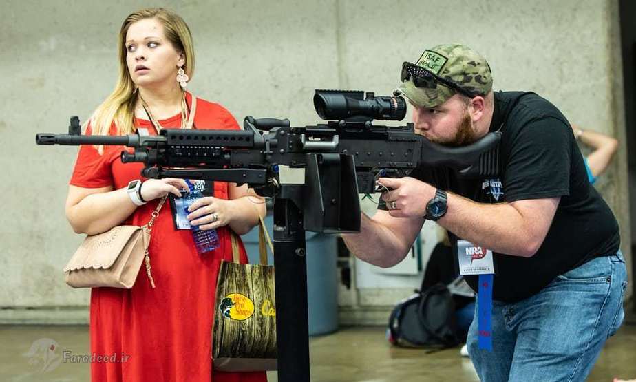 مردی که اسلحه مورد علاقه اش را مورد آزمایش قرار می‌دهد