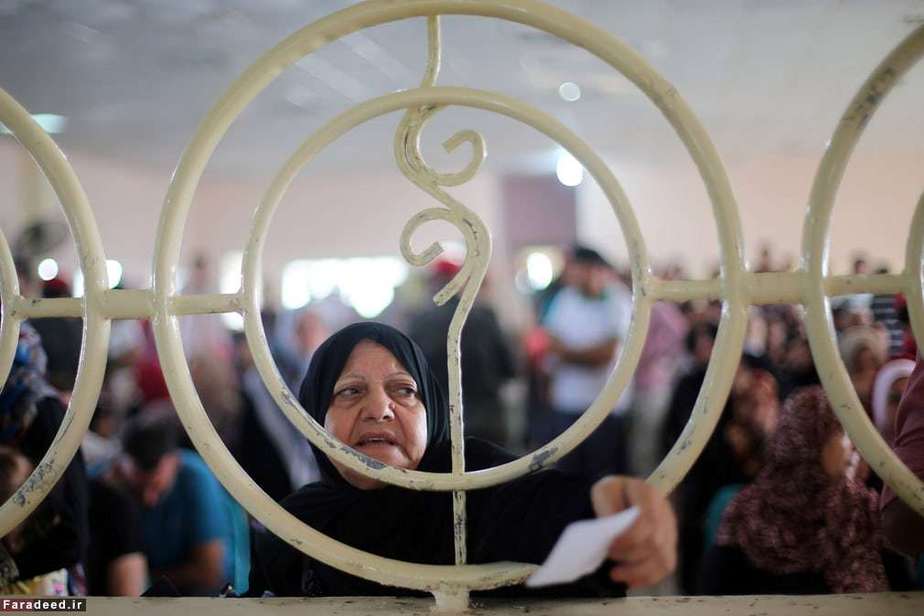 زن فلسطینی در انتظار اجازه عبور از گذرگاه رفح