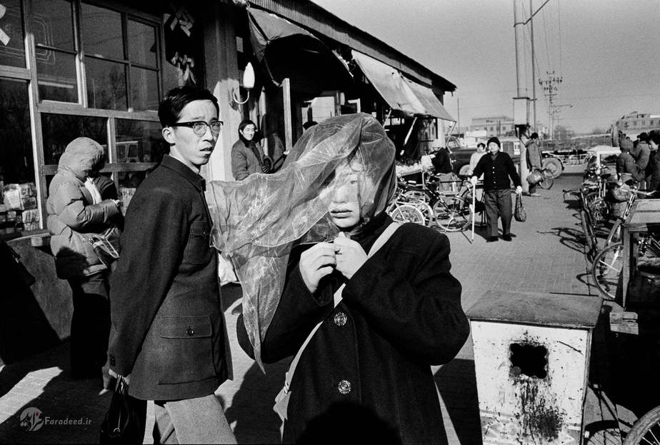 پکن، 1985 وسینگ 4 بار از چین بازدید کرد، اولین بار سال 1958. بیشترین عکس های وسینگ از چین مربوط به مهاجران فقیر روستایی است.