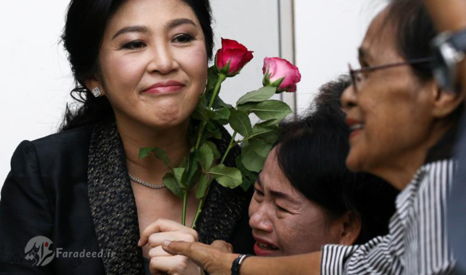 استقبال هواداران شیناواترا از او پس از خروج از دادگاه عالی تایلند. جولای 2017. او به اتهام سوافتاده از قدرت در این دادگاه محاکمه شد.